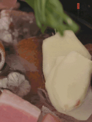 加姜片、蔥結(jié)、料酒。