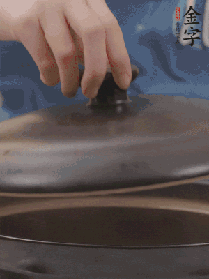 大火煮開后轉(zhuǎn)小火，燉煮20分鐘左右。