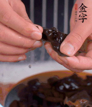木耳冷水泡發(fā)，處理成小塊。（如果是小木耳就不用切了）