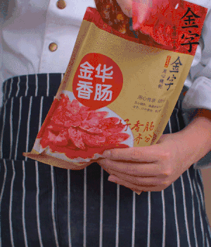 香腸切成斜片，小米辣切成斜片。