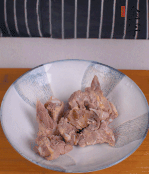 排骨加1勺黃酒、1勺蠔油、1勺玉米淀粉、1/4勺胡椒粉腌制半小時。