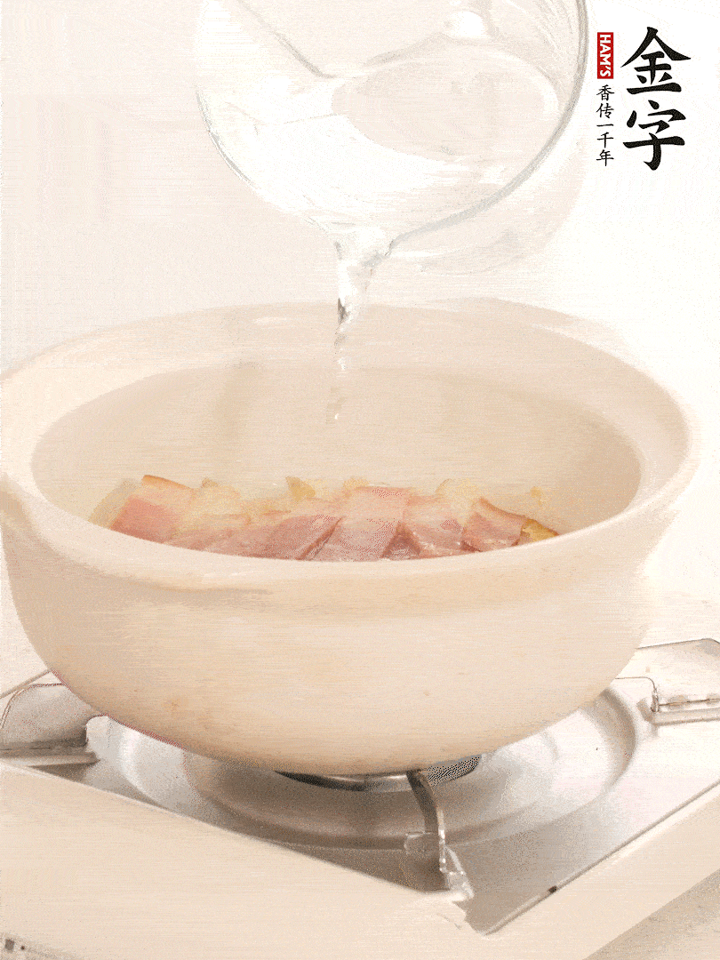 放入火腿片，加開水，再加入豆腐