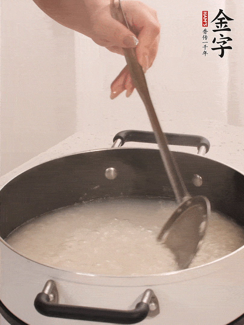 香菇、土豆、胡蘿卜、金字土香腸切小塊。