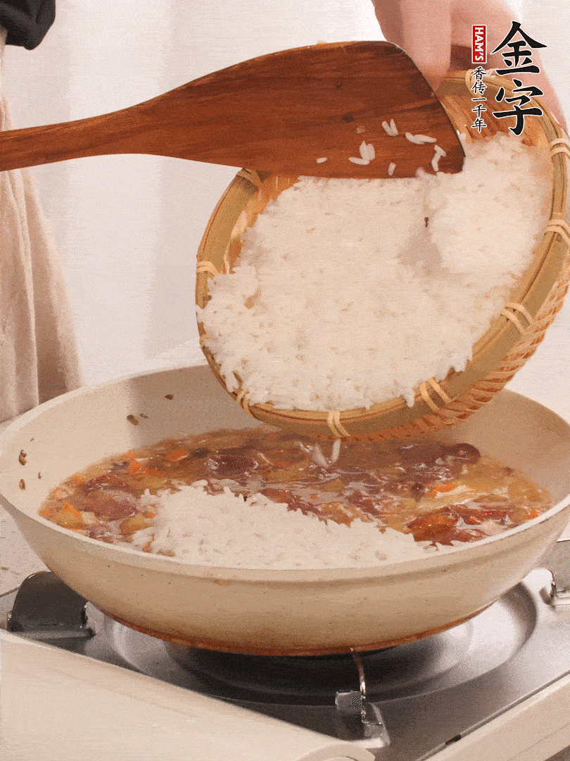 熱鍋燒油，香腸煸出油，加姜片去腥，加土豆、胡蘿卜、香菇翻炒到半熟，隨后加豆角、2小勺鹽、1大勺生抽，煸炒均勻。