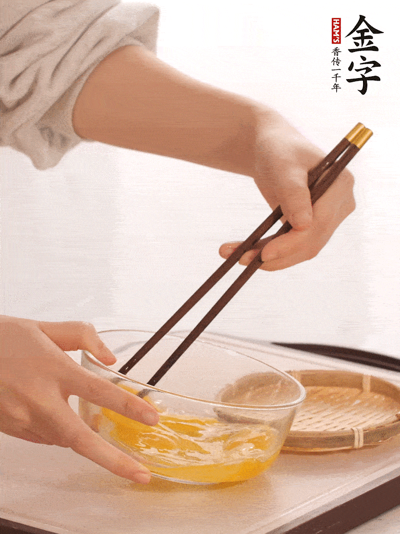 兩顆雞蛋打散。