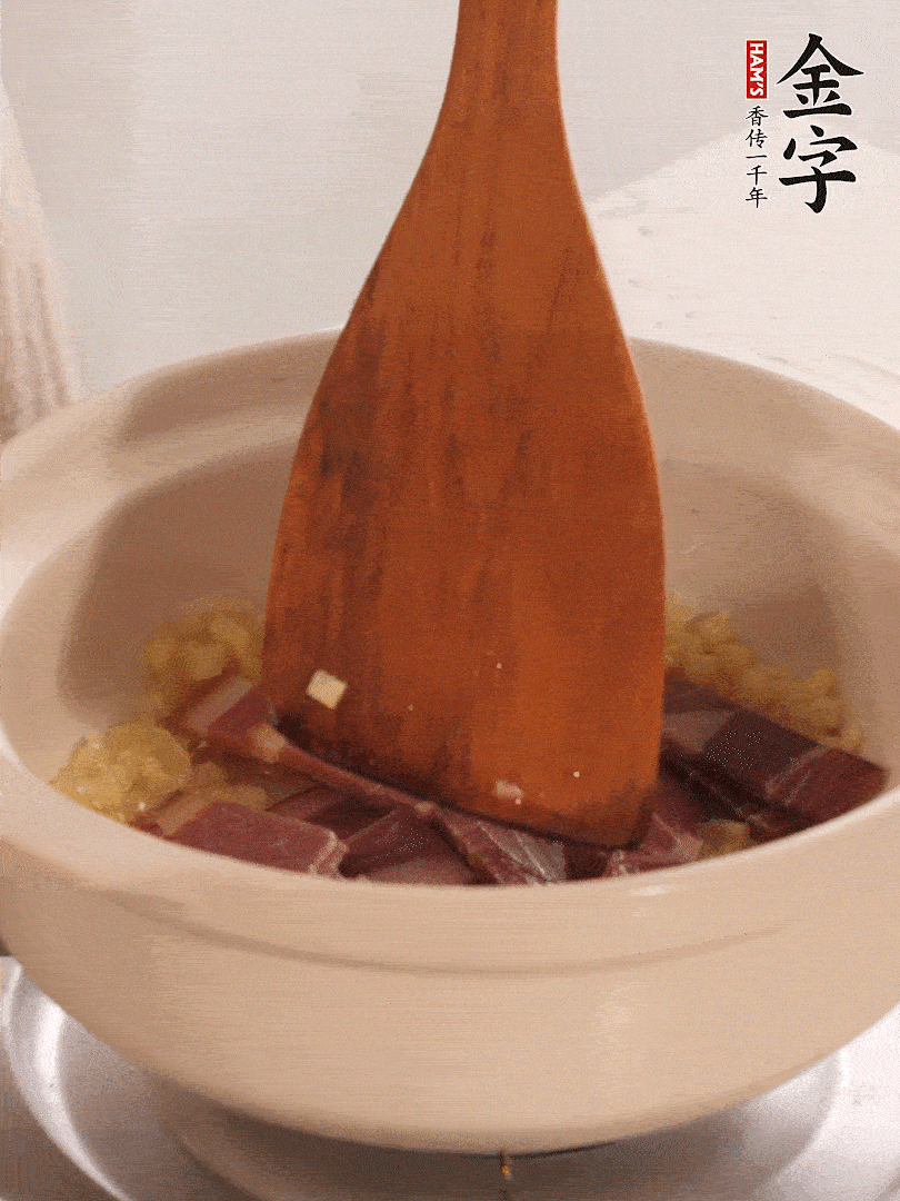 加熱水，加入白菜蓋上蓋子煨煮3分鐘。