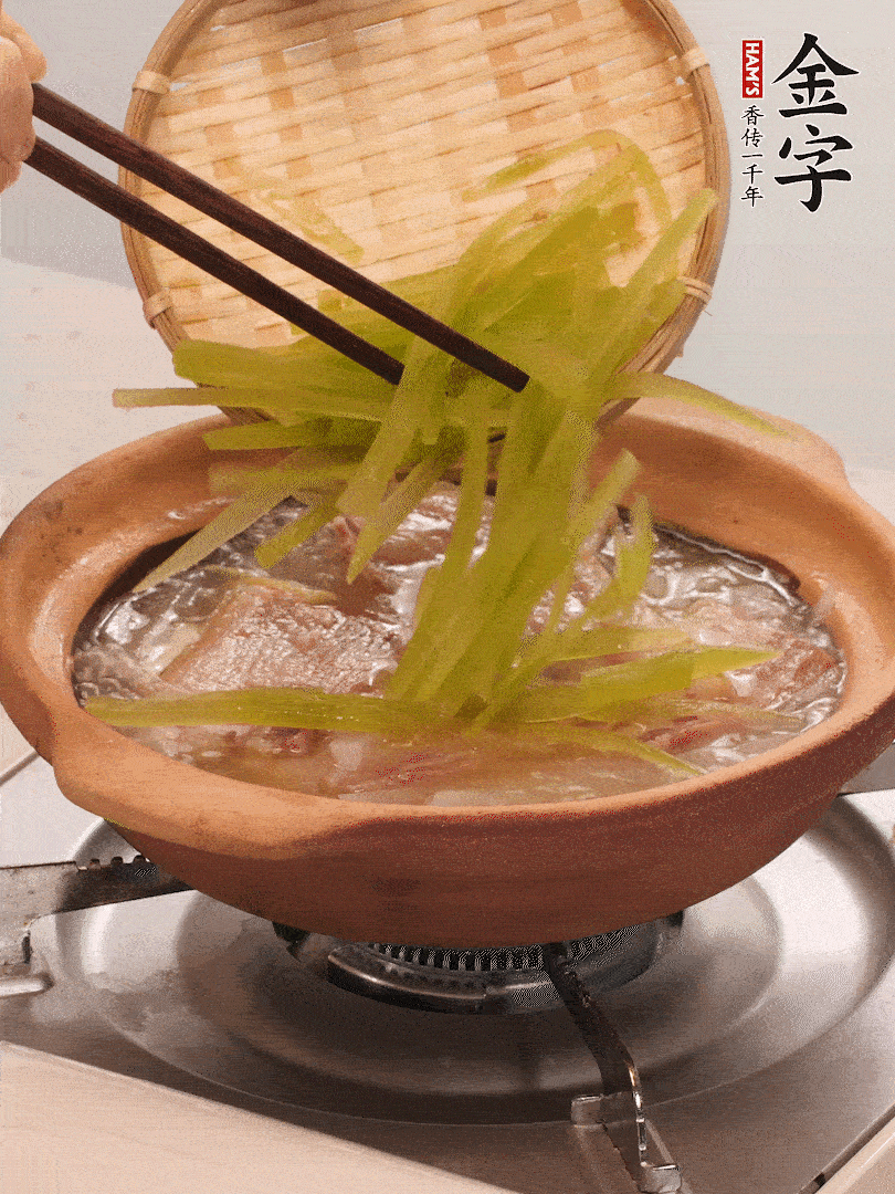 放入白蘿卜絲繼續(xù)炒軟炒至透明狀。