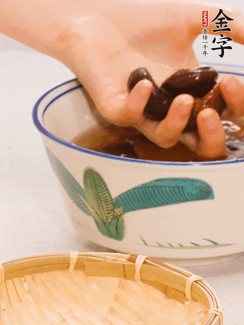 干香菇提前泡發(fā)切片，泡香菇水留著備用。