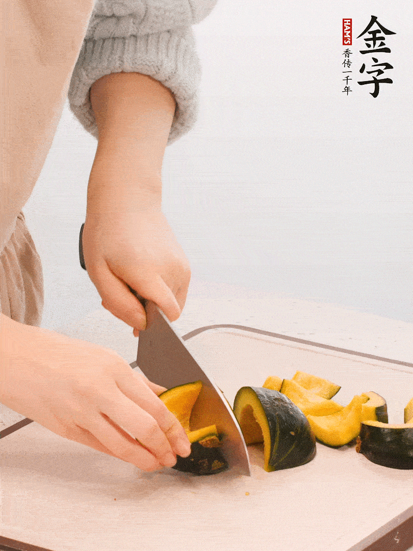 貝貝南瓜切小塊，生姜切成姜絲。