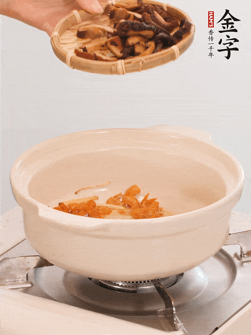 砂鍋倒入少許油，放入姜絲、海米小火煸香；再放入香腸、南瓜、干香菇一起翻炒2分鐘。