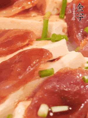 調一個醬汁：2勺生抽、1勺蠔油、半勺白糖、1勺淀粉、半碗清水調成料汁燒開