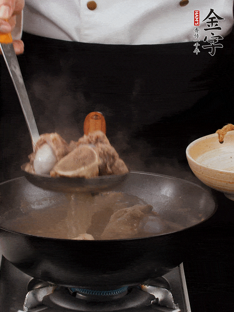 大筒骨清水浸泡30分鐘，中途換水2-3次。冷水下鍋，加姜片、料酒焯水，撇去浮沫。