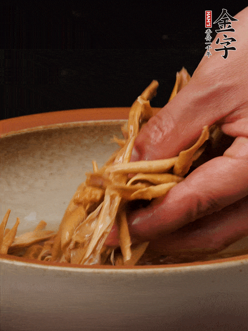 農(nóng)家土筍尖提前泡軟，用刀劃成細(xì)絲，這樣會(huì)更加入味。