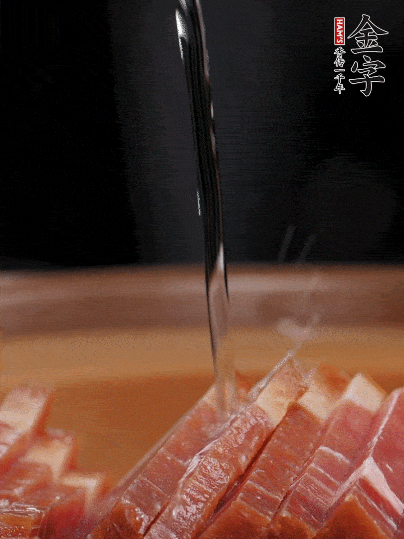 金字火腿切片，放入溫水中泡10分鐘，金字土香腸斜切成片。千張切成細(xì)條。