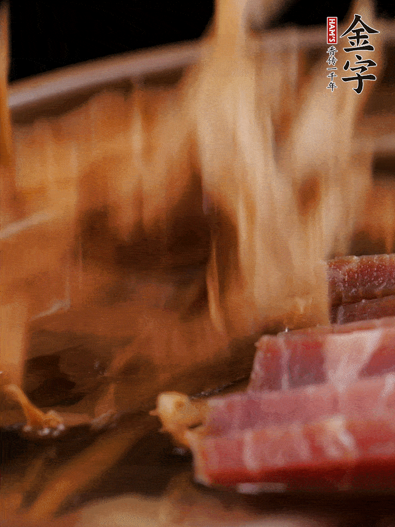 大筒骨、金字火腿、姜片、黃酒一起放入砂鍋，加筍干燉煮40分鐘。（如果家里有高壓鍋，用高壓鍋把高湯壓出來更鮮濃。）