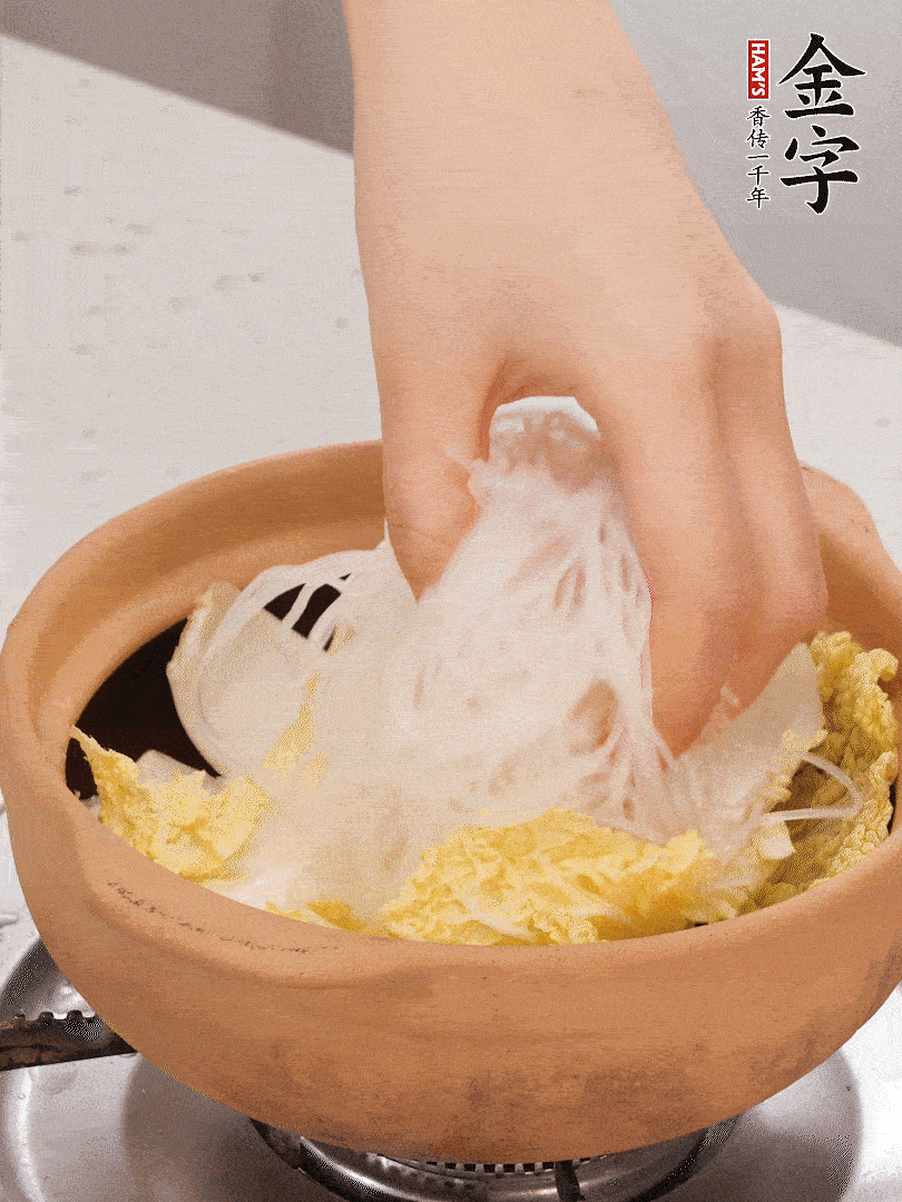 放入提前泡軟的粉絲，蓋上蒜蓉醬汁