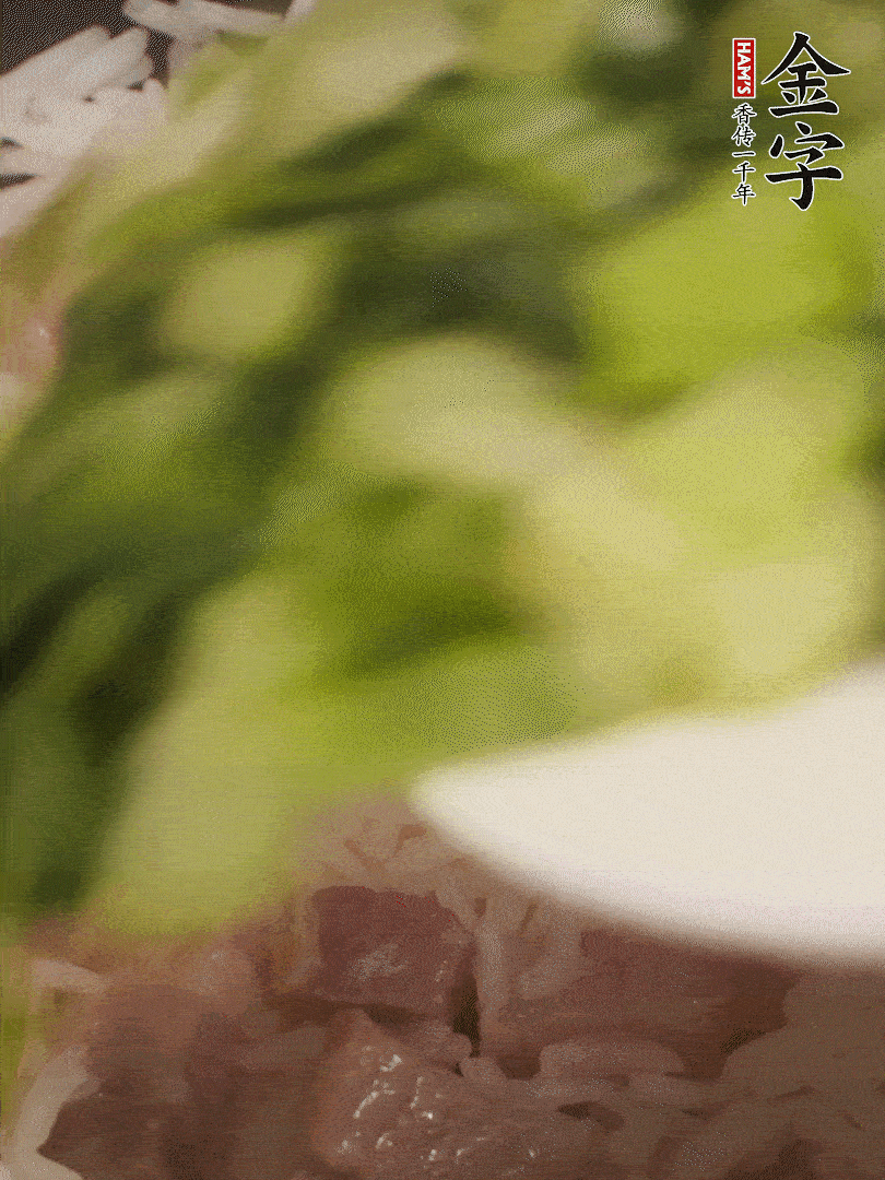 將燜煮好的米飯，倒入炒熟的蔬菜中，翻炒均勻鍆繼續(xù)燜煮5分鐘