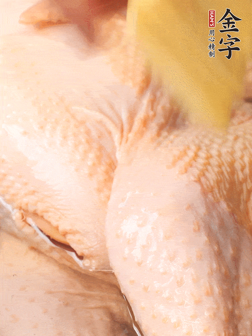 老母雞去頭去尾，斬去雞爪。冷水入鍋，加料酒、蔥姜焯水，煮出浮沫后撈出，用清水洗凈