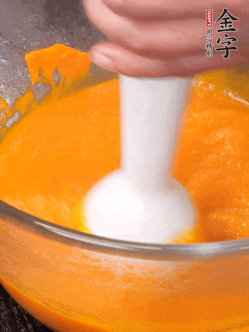 300g南瓜，去皮去瓤切滾刀塊，大火蒸8分鐘，料理機(jī)打成泥，篩網(wǎng)過篩成泥