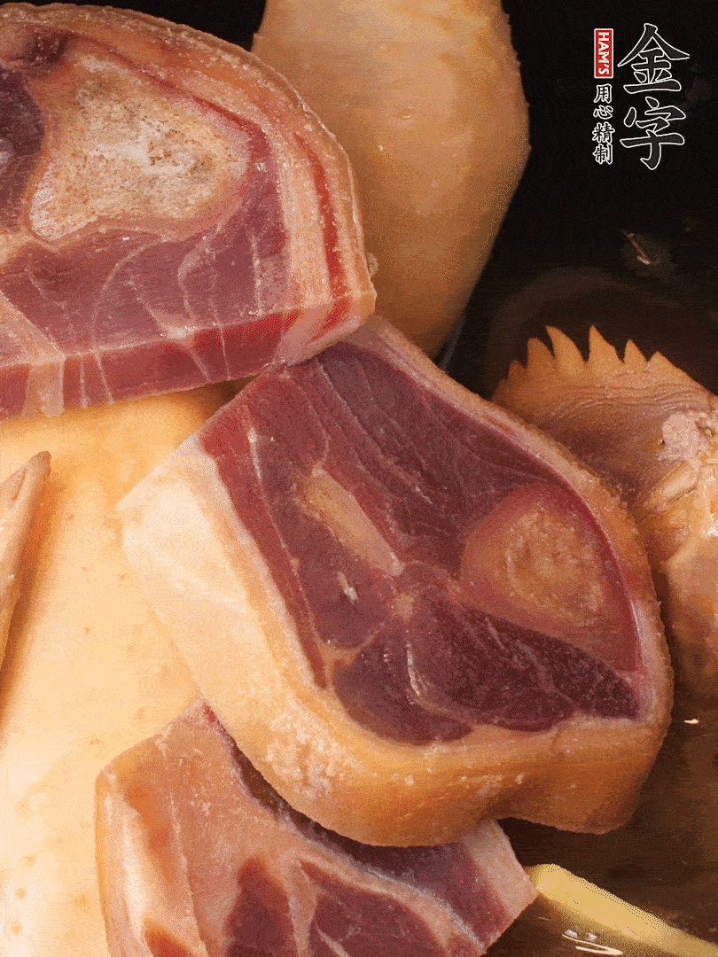 火踵、老母雞加蔥、姜、料酒、清水，大火燒開后轉(zhuǎn)小火，燉1小時(shí)