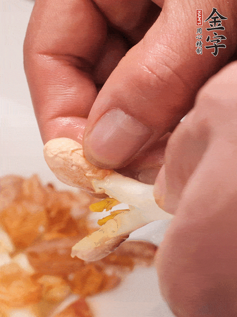 花生芽切段。開水焯水1分鐘，去掉頂部的花生皮