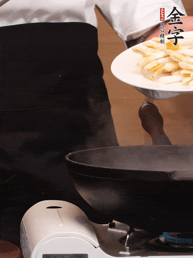 鍋中少許油，下花生芽