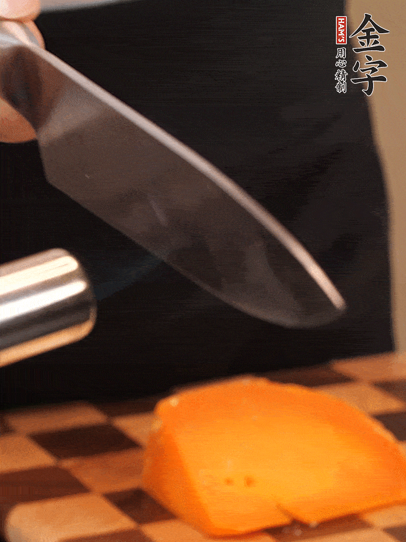 間隔擺上哈密瓜、奶酪、迷迭香、核桃仁