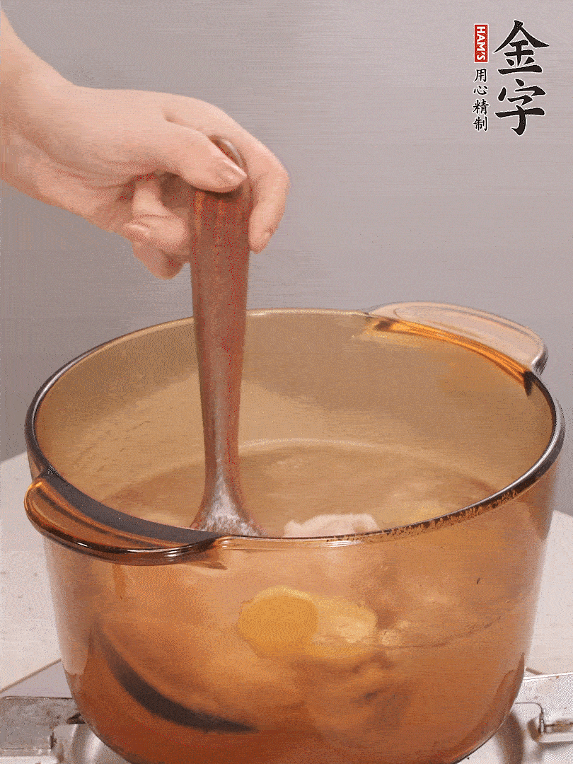 鴨肉、白果、火腿、生姜一起放入砂鍋，清水沒過食材，大火燉煮1小時