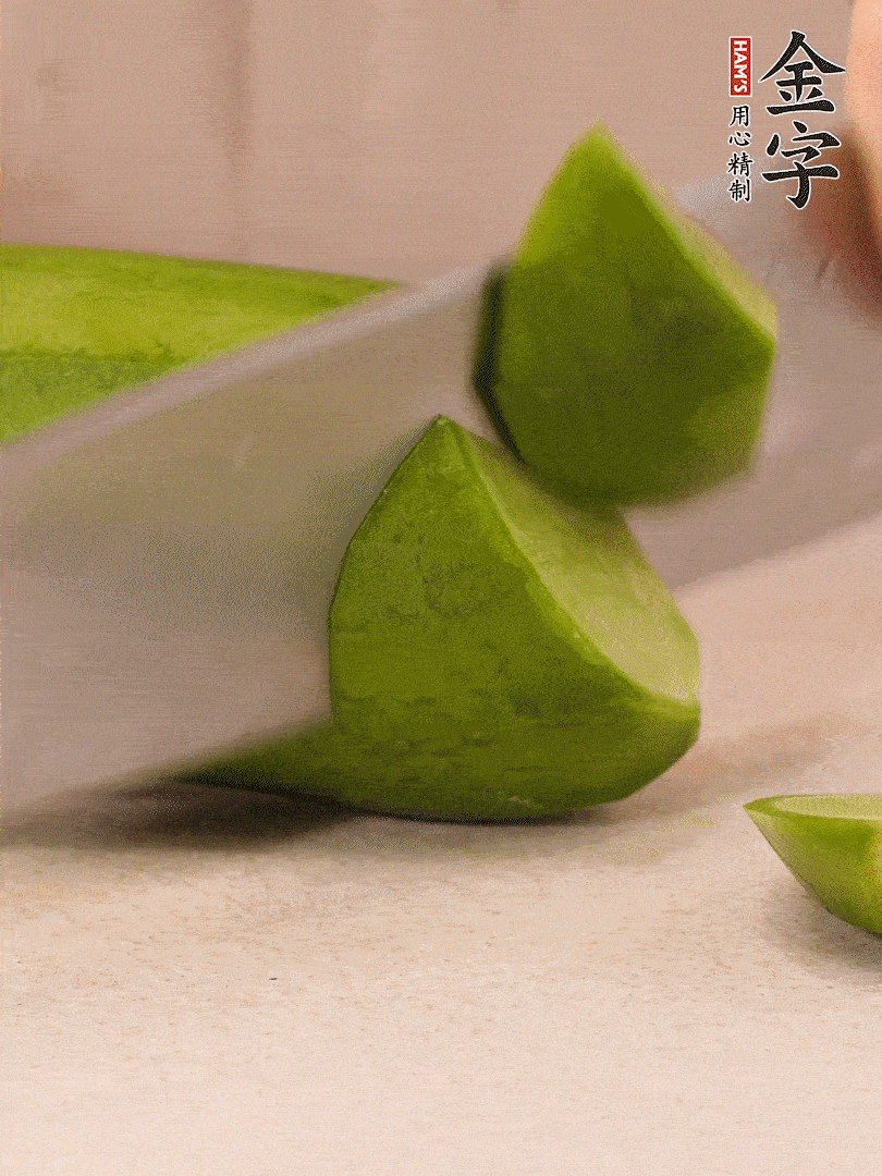 青、紅蘿卜洗凈，去皮切大塊