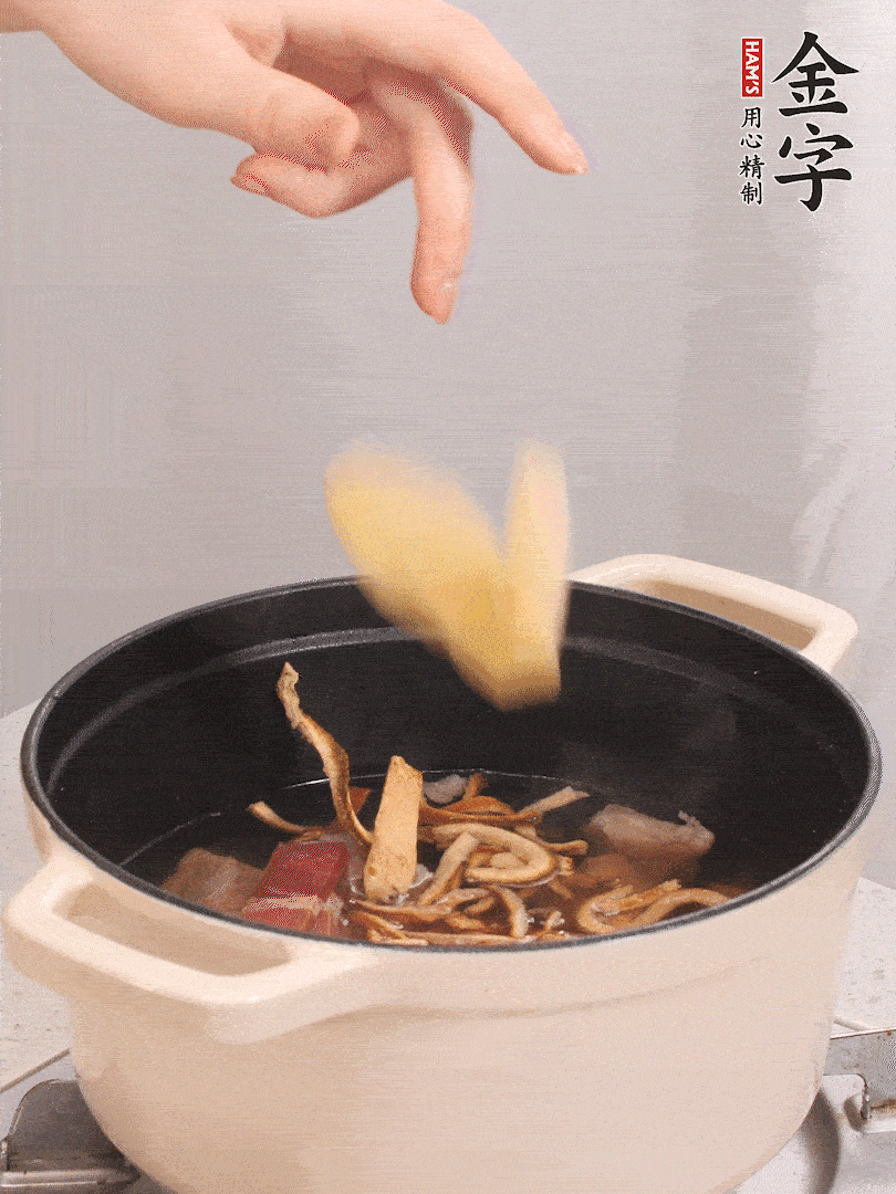 加入青、紅蘿卜再煲20小時(shí)。