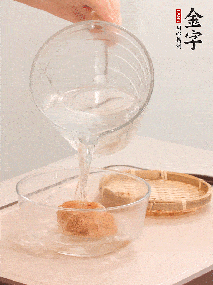 猴頭菇至少泡發(fā)半小時，將浸泡后的黃水擠干；