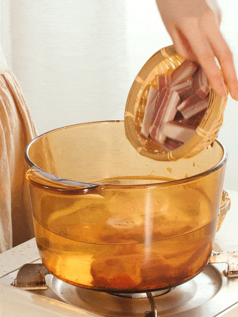 咸肉、排骨加料酒 蔥段 生姜 一起冷水下鍋焯水撈出