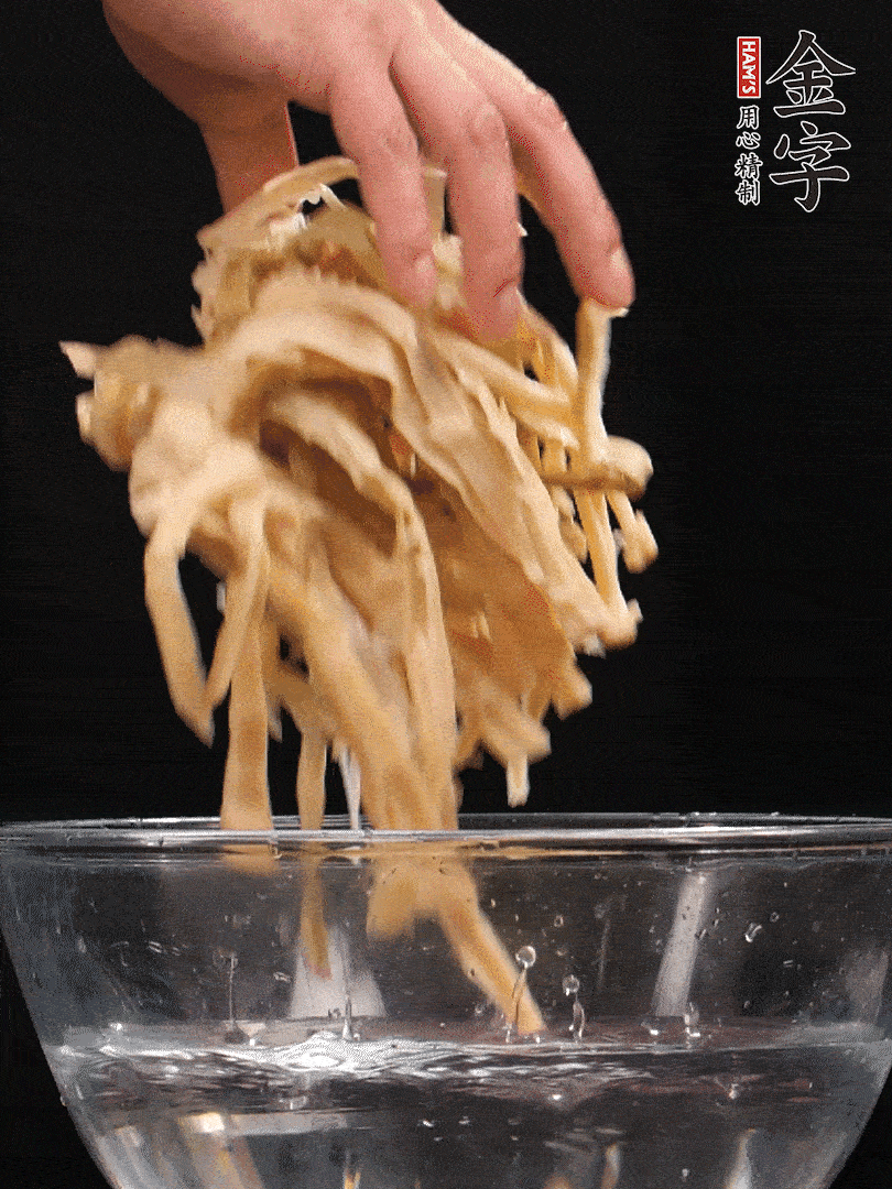 天目山筍干1把，清洗表面鹽分，用手撕成長(zhǎng)條