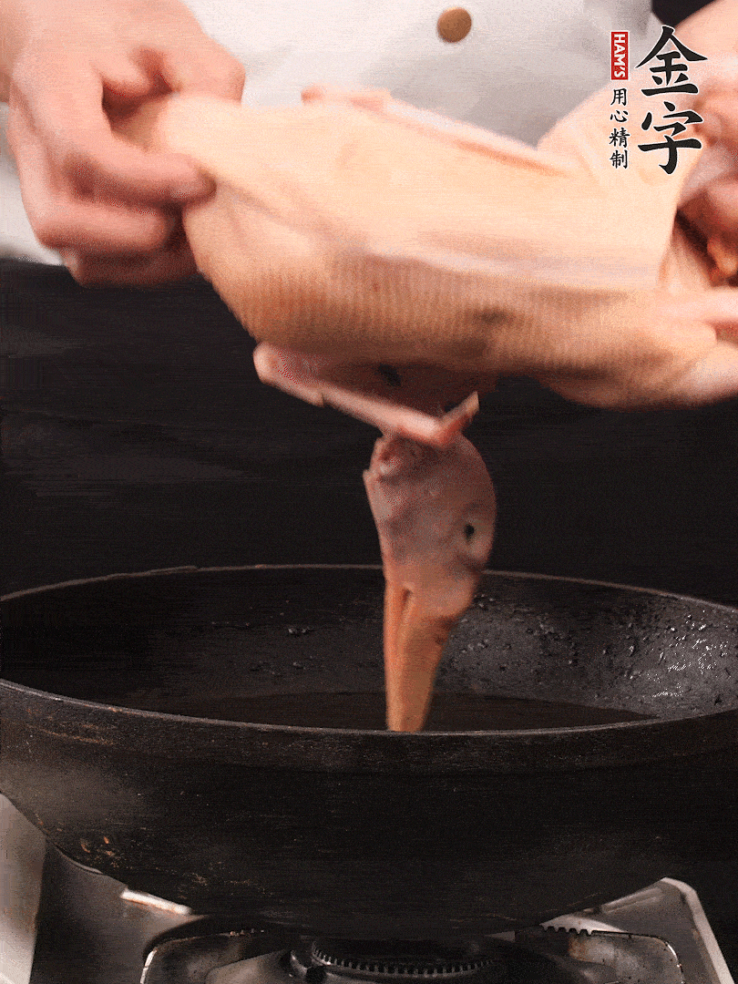 處理干凈的老鴨1只，黃酒小半碗，姜幾片，一起放入冷水，煮沸焯水3分鐘，去除血沫