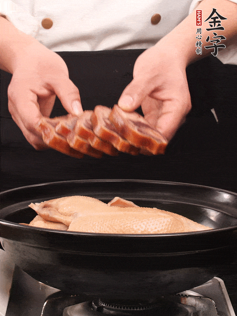 老鴨、金字火腿蹄片、筍干、姜片、蔥結(jié)，清水沒(méi)過(guò)鴨身2cm，加黃酒小半碗