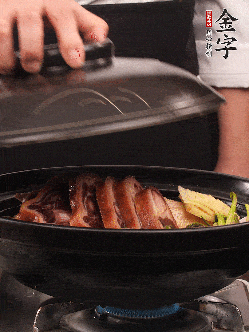 砂鍋蓋蓋子密封，大火燒開(kāi)后轉(zhuǎn)小火，燜煮2小時(shí)