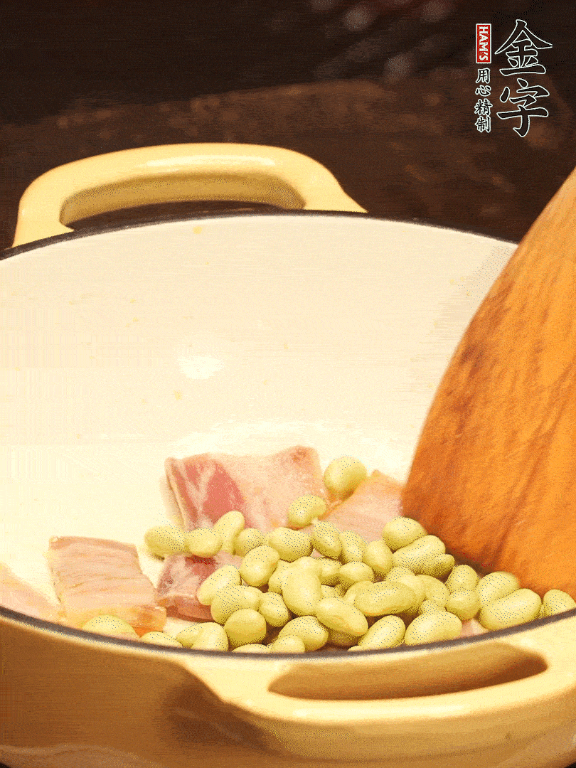 加入青豆、香菇翻炒出香味