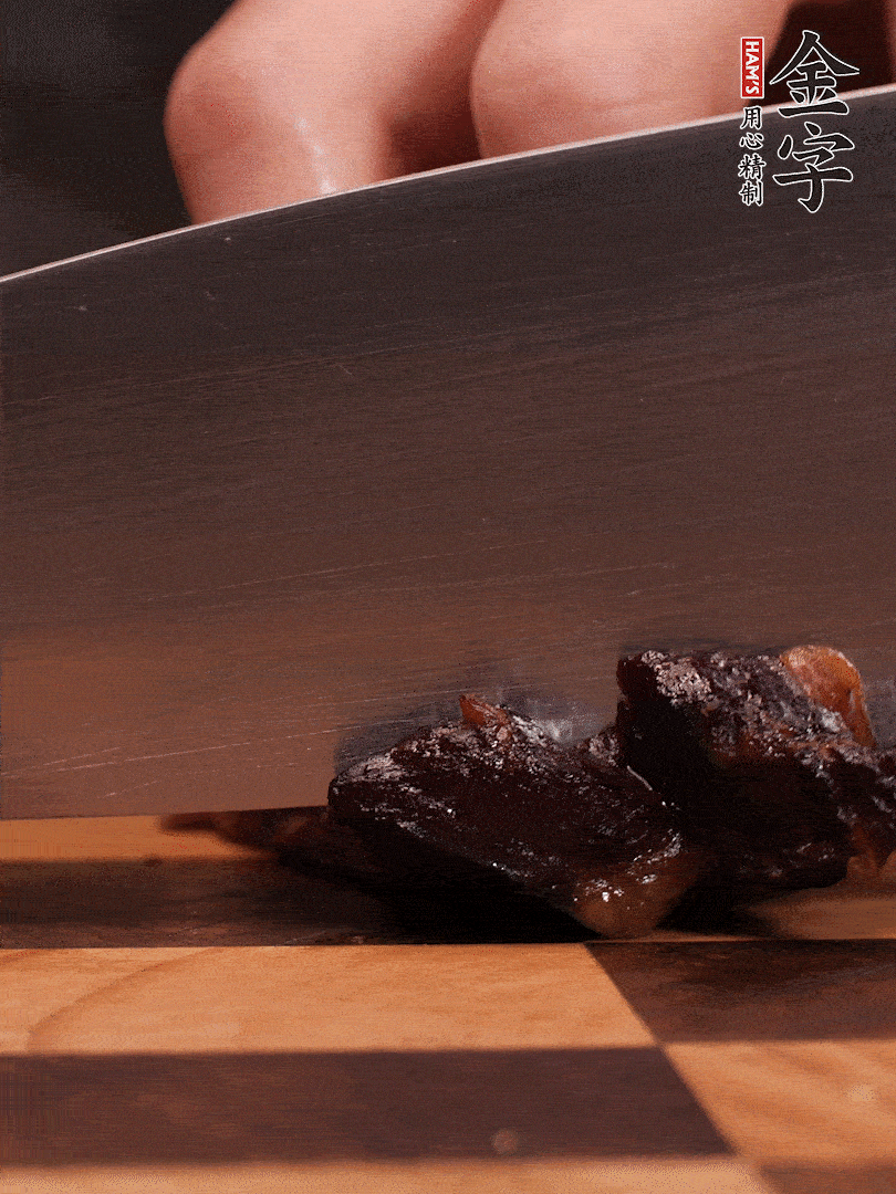 金字醬油肉整塊放入鍋中煮至7成熟，切成小塊