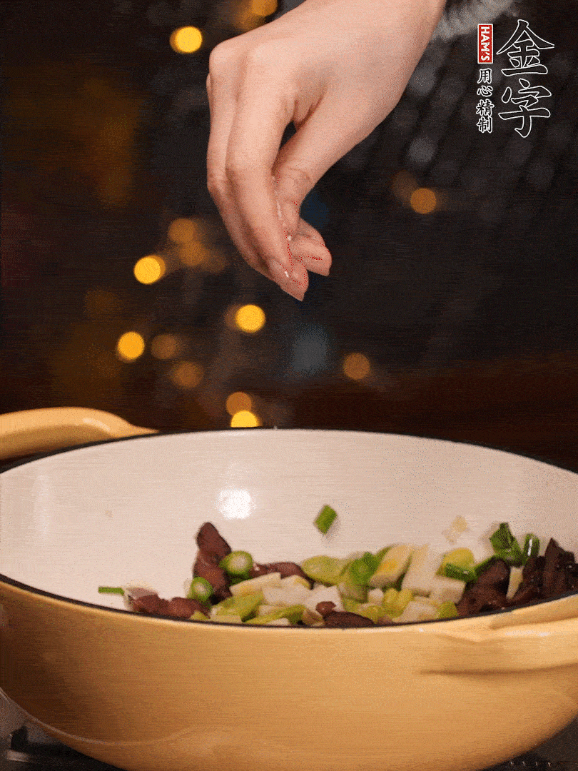 可以加點點水，再加菜苔，加點鹽、味精調(diào)味