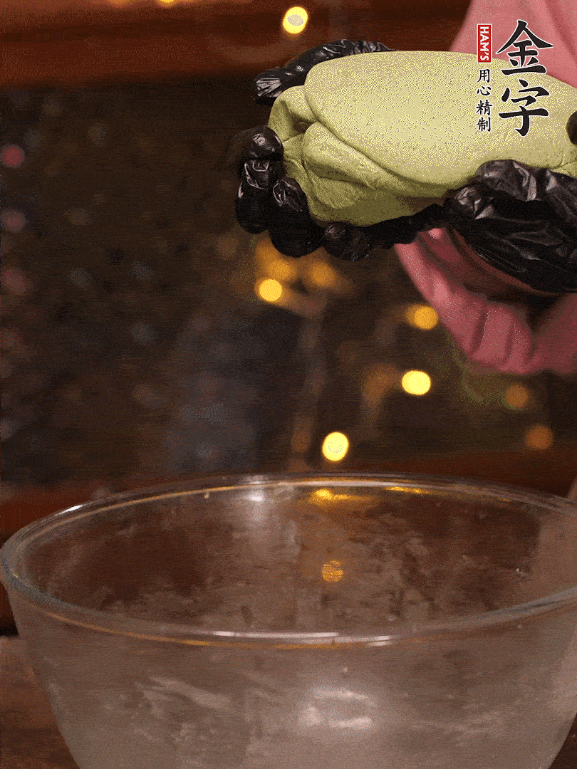 清明粿粉，分次加艾草泥，加點油揉2分鐘，揉到面團光滑，醒發(fā)一下