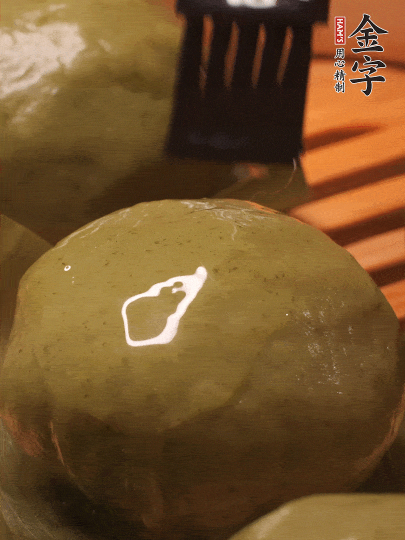 冷水下鍋，水開后，蒸10分鐘，趁熱刷上熟油