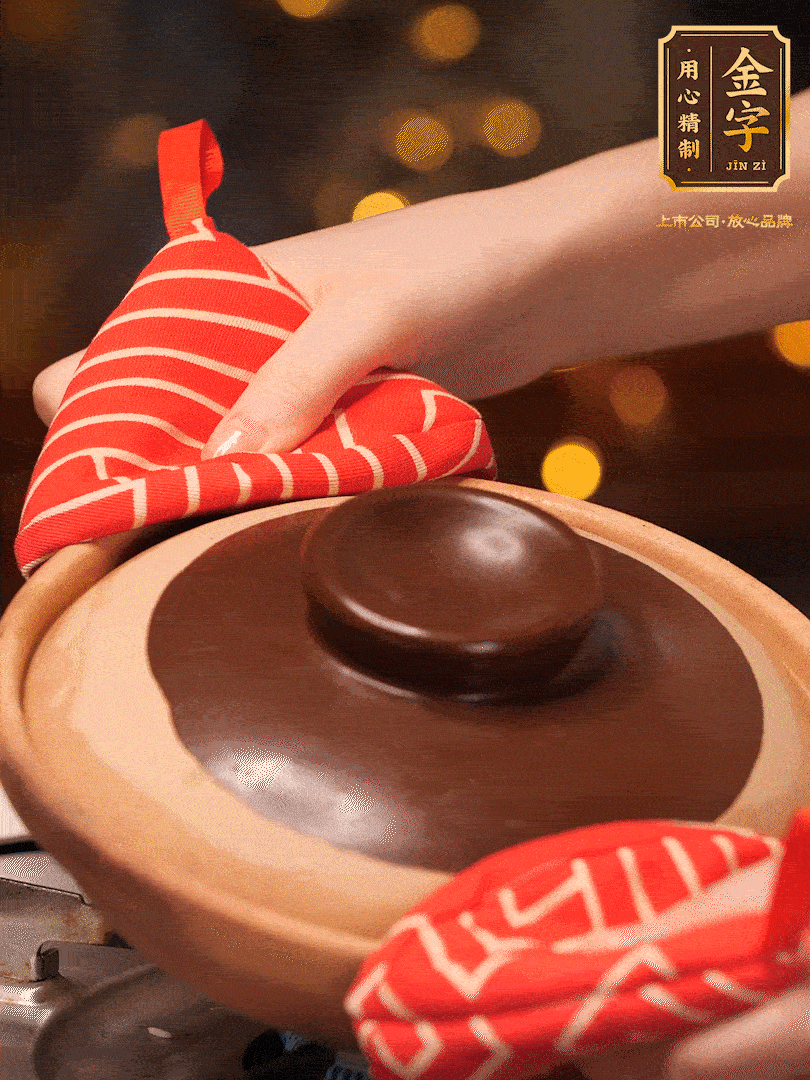 想要有嘎嘣脆鍋巴的關(guān)鍵（傾斜砂鍋，讓每個(gè)側(cè)邊都均勻加熱一分鐘）