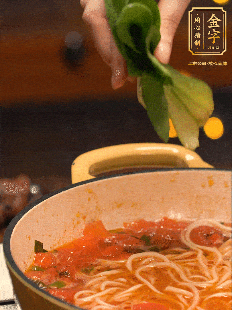 放入焯水后的面條、牛肉、小青菜燜煮約3分鐘