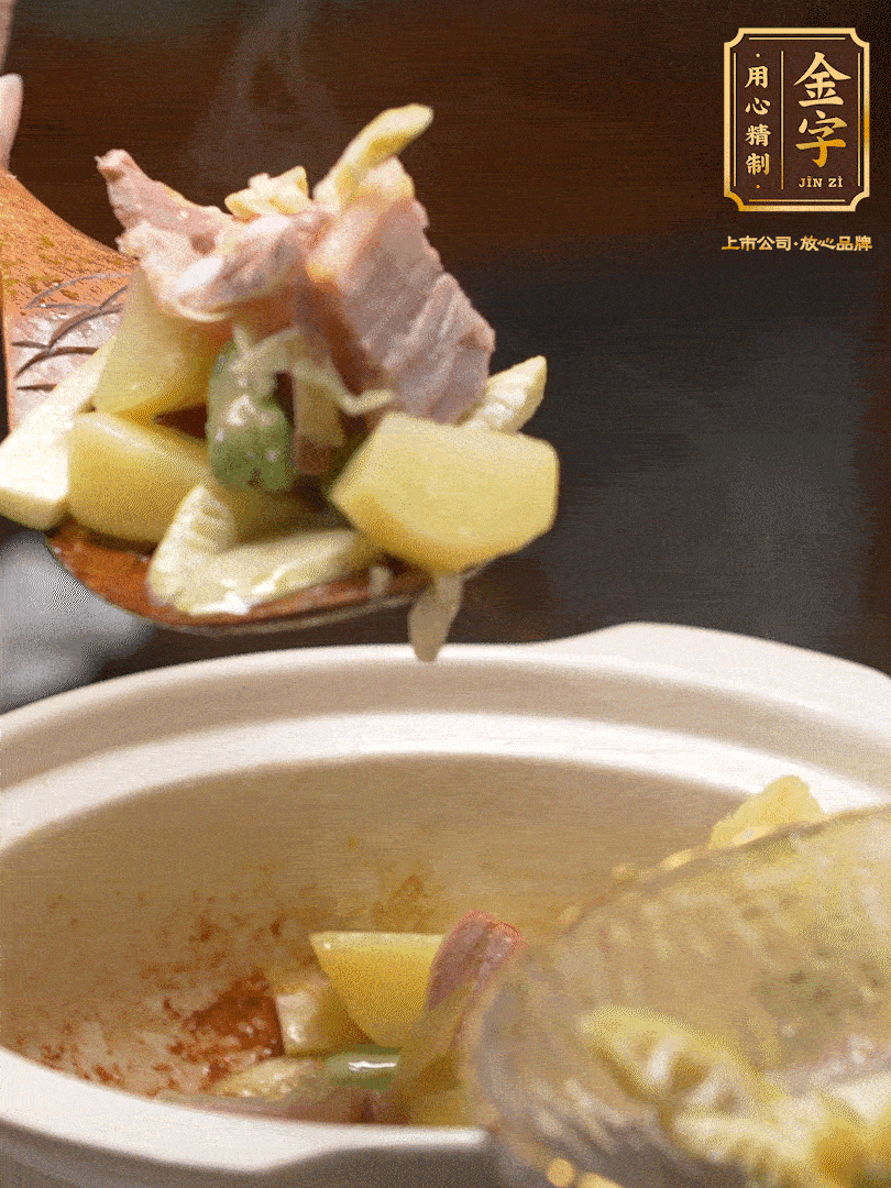 煸出咸肉脂香，再下筍丁、蠶豆。呈出