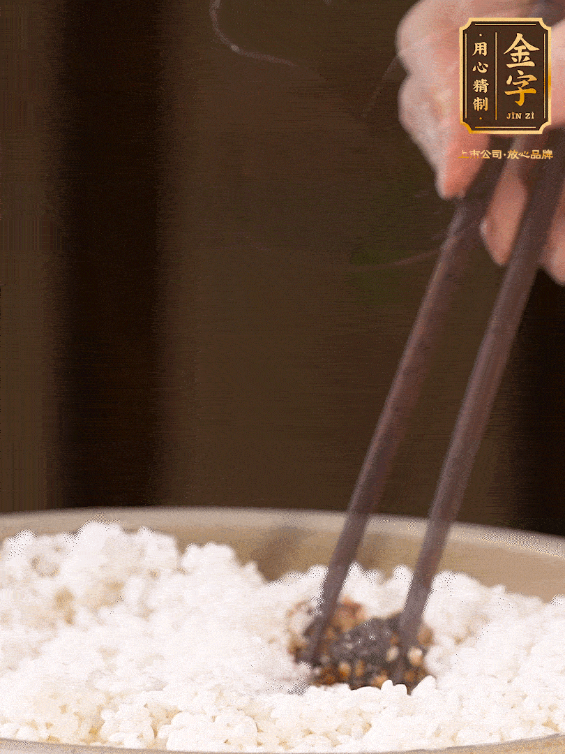 糯米淘洗干凈，浸泡4小時(shí)，控干水分后，加鹽、糖、老抽調(diào)味調(diào)色