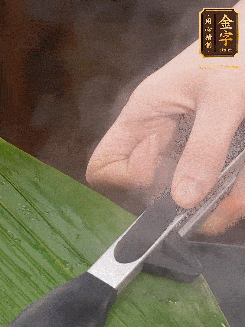 新鮮粽葉洗凈，用開水煮一下，讓粽葉更有韌性不易裂。