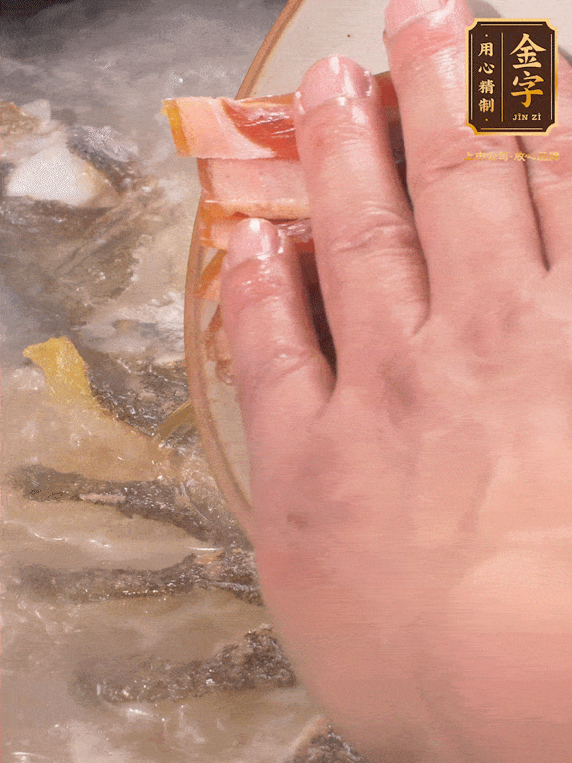 將煎好的魚，倒入三大碗開水。大火煮開后放入1個(gè)蔥結(jié)、2片姜片和1勺料酒和火腿片