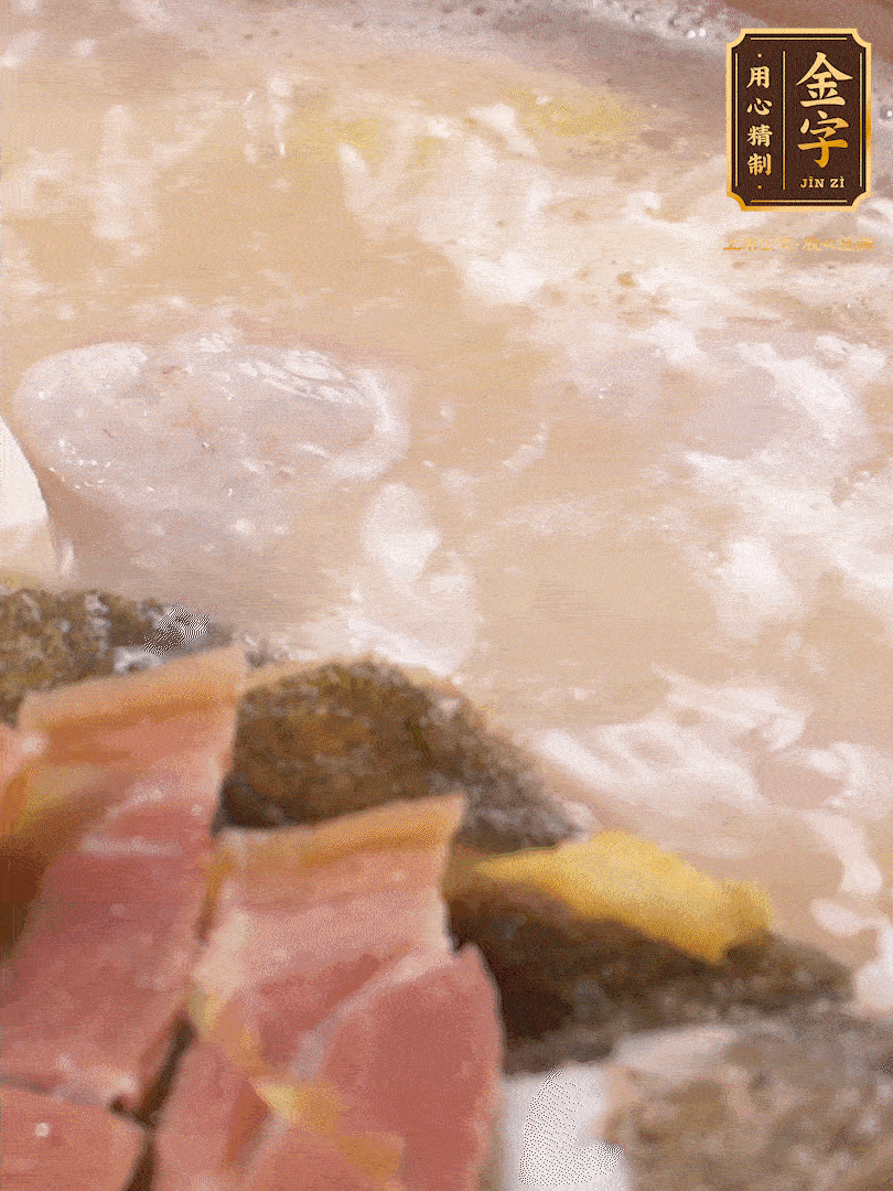 大火煮至沸騰后，轉(zhuǎn)至砂鍋中，繼續(xù)燉煮。這個(gè)時(shí)候可以放入一些自己喜歡吃的配菜比如蝦滑、內(nèi)酯豆腐來添味