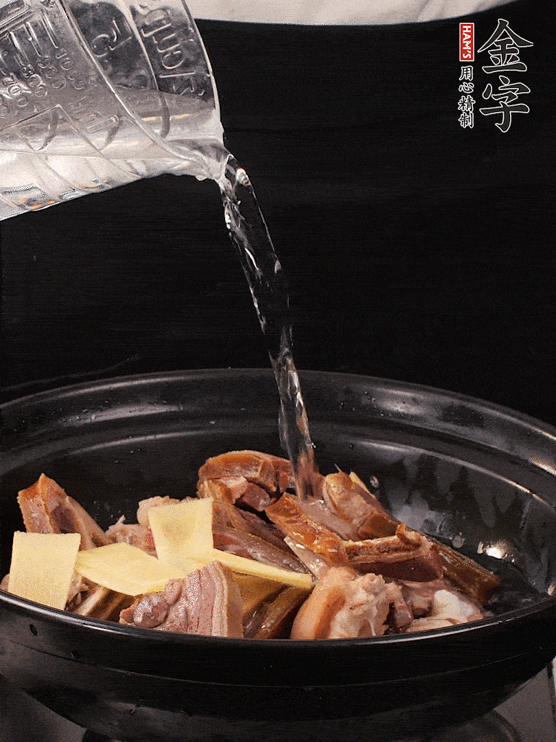 火腿、豬腳放到大砂鍋里，黃酒提鮮，蔥姜去腥，加2kg純凈水沒(méi)過(guò)食材。水一定要放足，中途最好不能加水