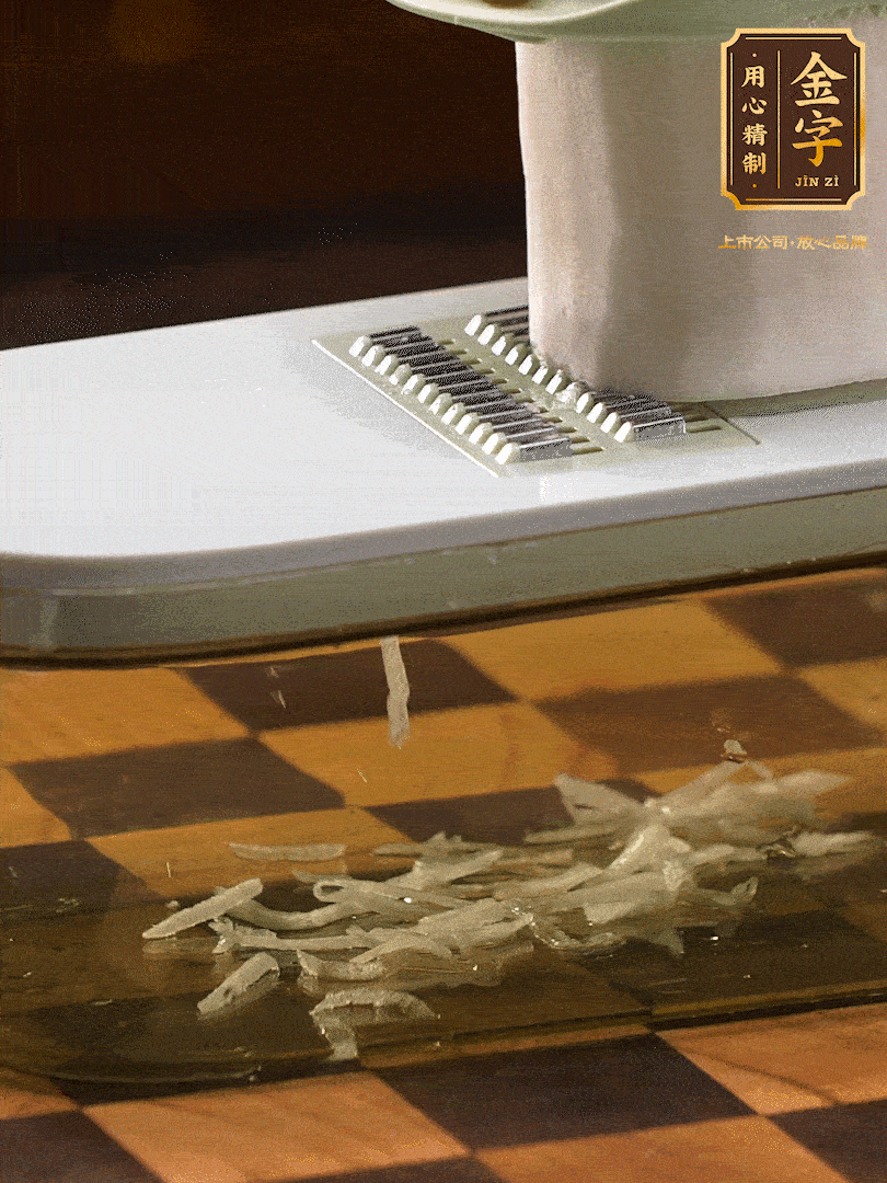 蘿卜切絲 ，加少許的鹽 抓拌均勻后，腌制十五分鐘